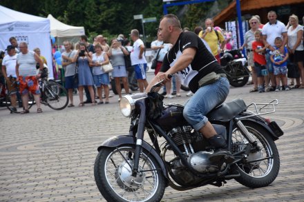 Zabytkowe motocykle na pl. B. Hoffa